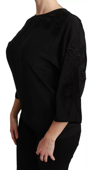 Blusa negra de seda con bordado floral