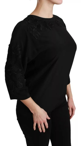 Blusa negra de seda con bordado floral
