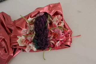 Vestido midi rosa con drapeado y aplique de flores  