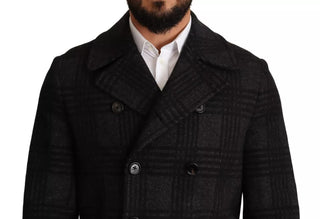 Schwarzer Trenchcoat, karierte Wolljacke