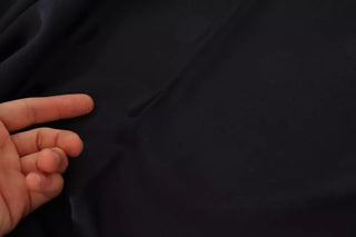 Schwarzer Schal aus Seide und Wolle mit Fransen
