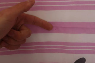 Chal envolvente de algodón rosa con rayas blancas