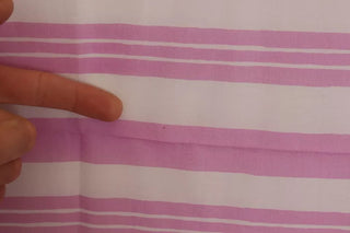 Chal envolvente de algodón rosa con rayas blancas
