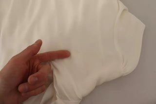Top de seda blanco roto de manga larga con cuello alto