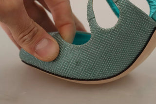Sandalias de tacón con tiras y brillo azul