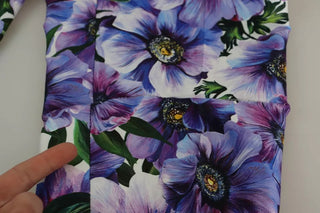 Pantalones ajustados de algodón morado con estampado floral