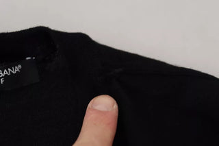 Schwarzer Rundhals-Pullover mit langen Ärmeln