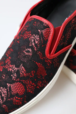 Zapatillas slip-on de encaje rojo y negro de caña baja