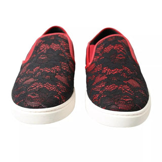 Zapatillas slip-on de encaje rojo y negro de caña baja