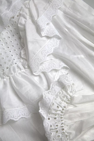 Blusa blanca de algodón con cuello alto y encaje
