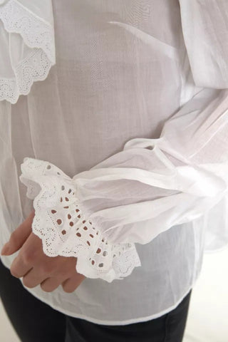Blusa blanca de algodón con cuello alto y encaje