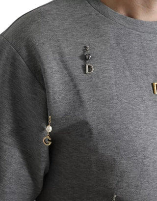 Camiseta gris de algodón con cuello redondo y adornos