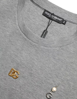 Camiseta gris de algodón con cuello redondo y adornos