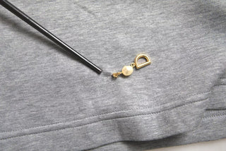 Camiseta gris de algodón con cuello redondo y adornos