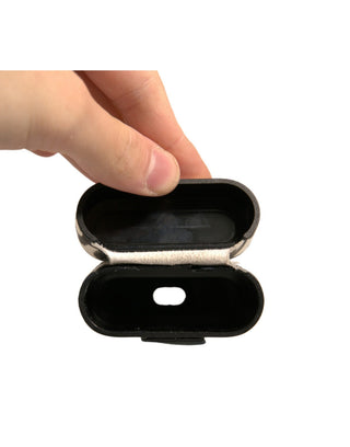 Schwarz-weiße Airpods-Hülle aus Leder mit geprägtem Logo und Kritzel-Motiv