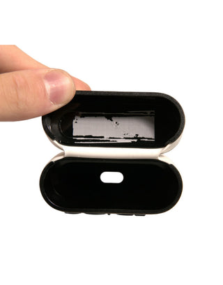 Funda para Airpods con placa de logo en relieve de PVC blanco  