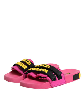 Sandalias planas de neopreno fucsia para la playa