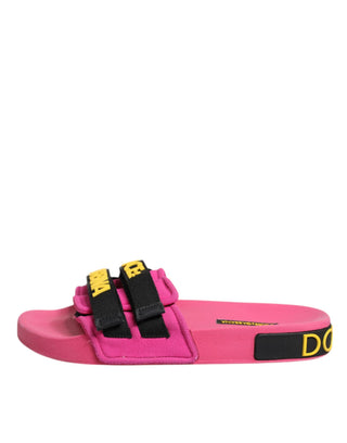 Sandalias planas de neopreno fucsia para la playa
