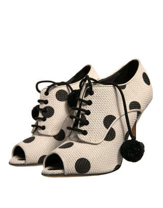 Botines con puntera abierta y lunares blancos y negros