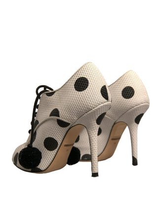 Botines con puntera abierta y lunares blancos y negros