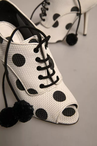 Botines con puntera abierta y lunares blancos y negros