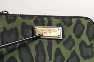 Bolso multifuncional verde con estampado de leopardo y placa de logo de cuero