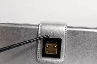 Umhängetasche aus silbernem DG-Box-Leder