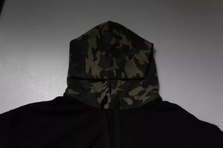 Sudadera con capucha con camuflaje negro