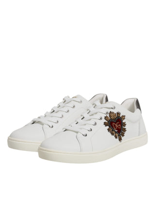 Zapatillas blancas de cuero con adorno de corazón