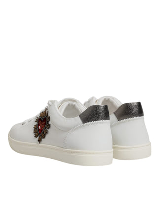Zapatillas blancas de cuero con adorno de corazón