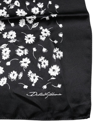 Chal cuadrado de seda negra con flores