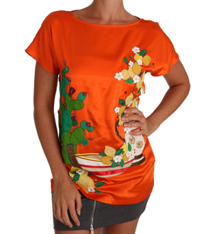 Top de camiseta de seda naranja con limón