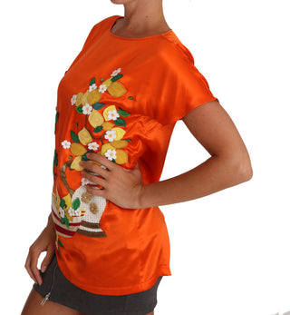Top de camiseta de seda naranja con limón
