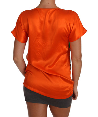 Top de camiseta de seda naranja con limón