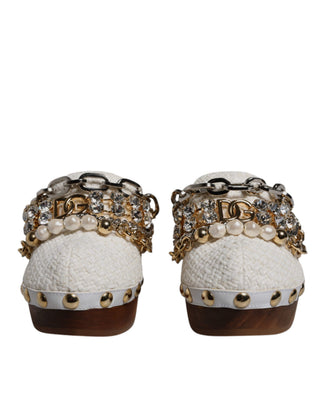 Sandalias de zueco blancas de rafia con cadena adornada