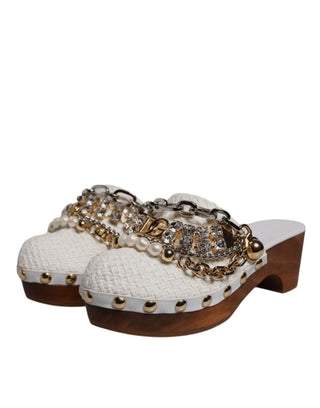 Sandalias de zueco blancas de rafia con cadena adornada