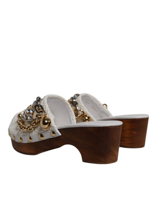 Sandalias de zueco blancas de rafia con cadena adornada