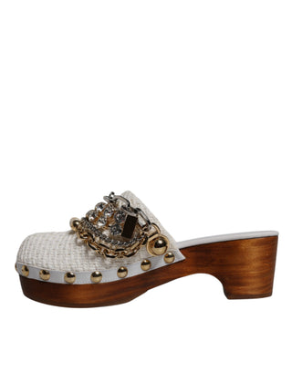 Sandalias de zueco blancas de rafia con cadena adornada