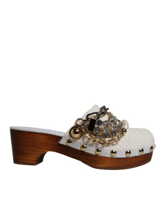 Sandalias de zueco blancas de rafia con cadena adornada