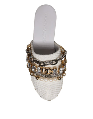 Sandalias de zueco blancas de rafia con cadena adornada