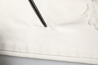 Weiße zerrissene Jeans mit Graffiti-Print
