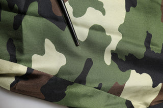 Mehrfarbige Camouflage-Seiden-Bermudashorts mit mittlerer Bundhöhe