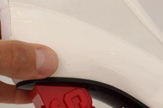 Botines blancos de cuero y tela con logo rojo y tacón