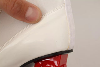 Stiefeletten aus weißem Leder mit rotem Logo-Absatz