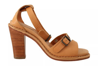 Sandalias marrones de cuero con tachuelas y correa al tobillo