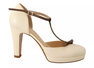 Sandalias off white de cuero con tacones y tira en T