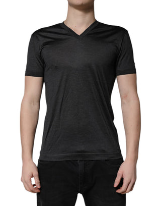 Camiseta de seda gris oscuro con escote en V y mangas cortas