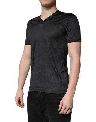 Camiseta de seda gris oscuro con escote en V y mangas cortas