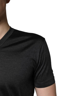 Camiseta de seda gris oscuro con escote en V y mangas cortas