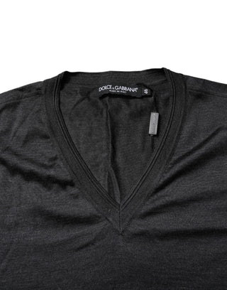 Camiseta de seda gris oscuro con escote en V y mangas cortas